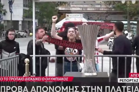 Ολυμπιακός: Πρόβα στέψης, φίλαθλοι των ερυθρόλευκων "σήκωσαν" ήδη την κούπα του Conference League στο Δημαρχείο Αθηνών
