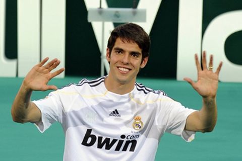 Real Madrid new player Brazilian midfielder Kaka waves to supporters during his official presentation on June 30, 2009 at the Santiago Bernabeu stadium in Madrid. Real Madrid presented to thousands of supporters its new star,  27 years-old Brazilian Kaka, whose full name is Ricardo Izecson Dos Santos Leite, signed for 65 million euros from AC Milan.  AFP PHOTO / PEDRO ARMESTRE