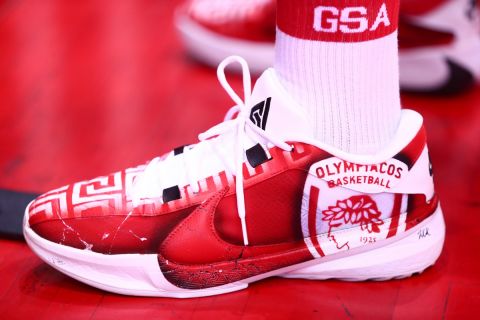 Τα απίστευτα παπούτσια του Μόουζες Ράιτ με το σήμα του Ολυμπιακού