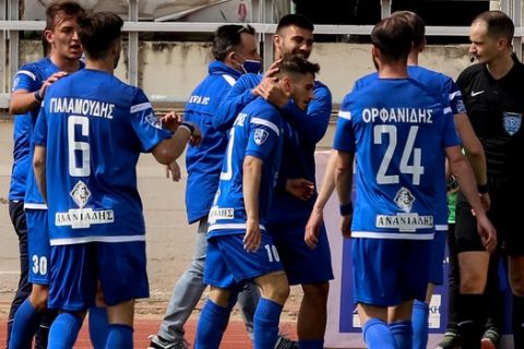 Οι παίκτες της Καβάλας πανηγυρίζουν γκολ κόντρα στην Κοζάνη για την Football League.