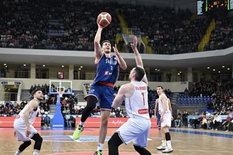 Προκριματικά EuroBasket 2025: Ο Πετρούσεβ άγγιξε το νταμπλ-νταμπλ και η Σερβία έκανε το 2/2
