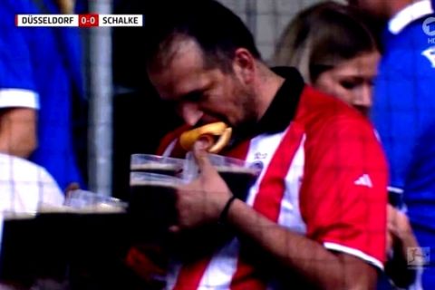 Οπαδός στο Ντίσελντορφ έτρωγε χοτ-ντογκ με επτά μπύρες στο χέρι! (VIDEO)