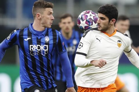 Atalanta's Robin Gosens, left, vie for the ball with Valencia's Goncalo Guedes during the Champions League round of 16, first leg, soccer match between Atalanta and Valencia at the San Siro stadium in Milan, Italy, Wednesday, Feb. 19, 2020. (AP Photo/Antonio Calanni)