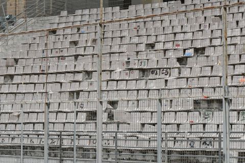 Αρκετά καθίσματα λείπουν από τις εξέδρες του Πανθεσσαλικού