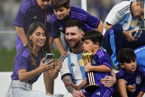 Ο Μέσι φωτογραφίζεται με την οικογένειά του μετά την κατάκτηση του Παγκοσμίου Κυπέλλου