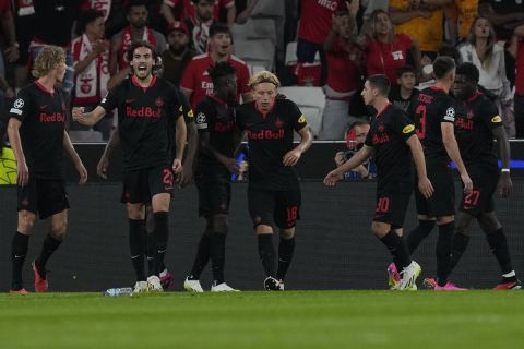 Salzburg's Roko Simic, 2nd left, celebrates with teammates scoring his side's opening goal during the Champions League group D soccer match between SL Benfica and Salzburg at the Luz stadium in Lisbon, Wednesday, Sept. 20, 2023. (AP Photo/Armando Franca)