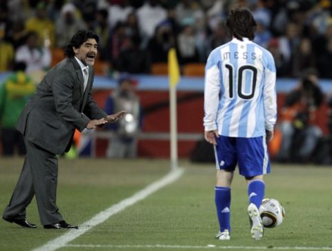 O Ντιέγκο Μαραντόνα δίνει εντολές στον Μέσι, ως προπονητής της εθνικής Αργεντινής