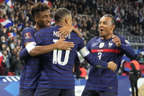 Οι παίκτες της Γαλλίας πανηγυρίζουν το γκολ του Εμπαπέ