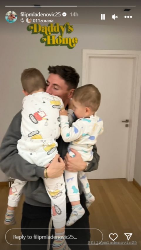 Η τρυφερή αγκαλιά του Μλαντένοβιτς με τους δύο γιους του μετά την επιστροφή του στην Ελλάδα