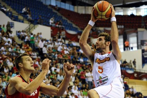 Spain's Rudy Fernandez (R) shoots in front Canada's Levon Kendall  during the preliminary round match of the Group D between Spain and Canada  at the FIBA World Basketball Championships in Izmir, on September 2, 2010.   AFP PHOTO/ FRANCK FIFE (Photo credit should read FRANCK FIFE/AFP/Getty Images)