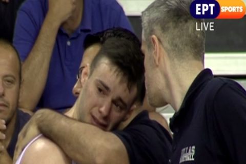 VIDEO: Αποβλήθηκε κι έβαλε τα κλάματα ο Καράμπελας