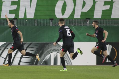 Ο Πάτρικ Χόμπαν της Ντάνταλκ πανηγυρίζει γκολ στο Europa League κόντρα στη Ραπίντ