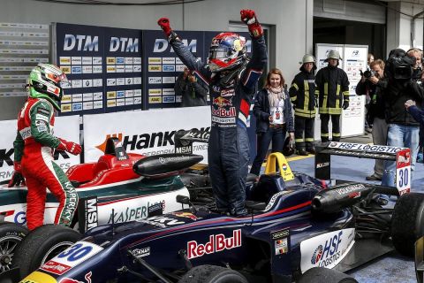 Ο Μαξ Φερστάπεν πανηγυρίζει μια νίκη του στη Formula 1