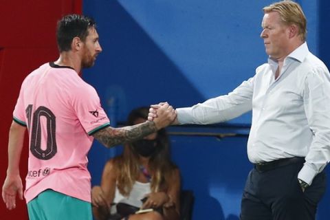 Ο Λιονέλ Μέσι δίνει το χέρι του στον Ρόναλντ Κούμαν την ώρα της αντικατάστασής του σε φιλικό προετοιμασίας της Μπαρτσελόνα με την Ζιρόνα στο "Johan Cruyff Stadium"