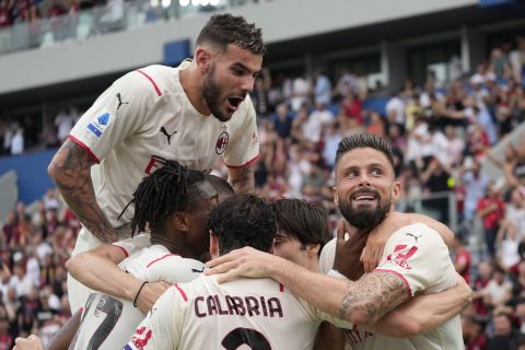 Οι παίκτες της Μίλαν πανηγυρίζουν γκολ που σημείωσαν κόντρα στη Σασουόλο για τη Serie A 2021-2022 στο "Μαπέι", Ρέτζιο Εμίλια | Κυριακή 22 Μαΐου 2022
