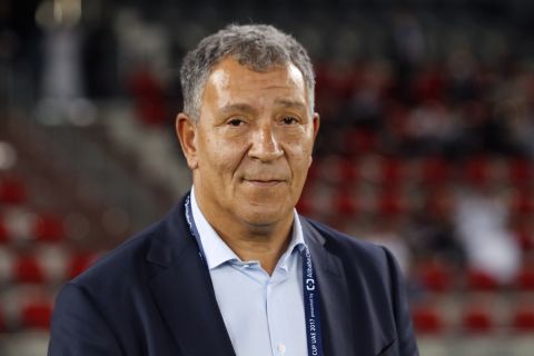 Ο προπονητής της Αλ Τζαζίρα, Χενκ τεν Κάτε, σε στιγμιότυπο της αναμέτρησης με την Πατσούκα για τον μικρό τελικό του Παγκοσμίου Κυπέλλου Συλλόγων 2017 στο "Ζαγέντ Σπορτς Σίτι", Αμπού Ντάμπι | Σάββατο 16 Δεκεμβρίου 2017