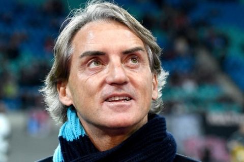 FILE - in this Thursday, March 8, 2018 file photo, Zenit St. Petersburg manager Roberto Mancini looks up prior to the Europa League round of sixteen first leg soccer match between RB Leipzig and FC Zenit St. Petersburg in Leipzig, Germany. Roberto Mancini is the top candidate to become Italy's coach after Carlo Ancelotti reportedly turned down the job. Mancini tells RAI state radio, "There has not been contact with the (Italian football) federation but for a coaching the Italian national team would be source of honor and prestige." Italian media reported over the weekend that Ancelotti informed the federation that he was no longer interested. (AP Photo/Jens Meyer, File)