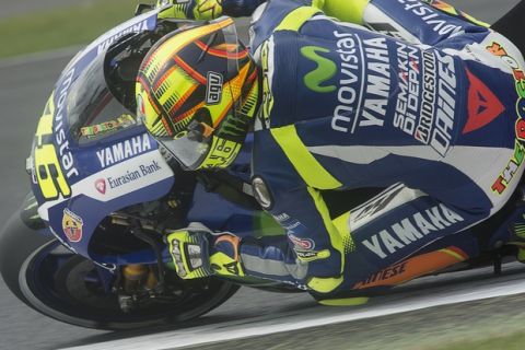 NORTHAMPTON, ENGLAND - AUGUST 29:  Valentino Rossi of Italy and Movistar Yamaha MotoGP rounds the bend during the qualifying practice during MotoGp Of Great Britain - Qualifying at Silverstone Circuit on August 29, 2015 in Northampton, United Kingdom.  (Photo by Mirco Lazzari gp/Getty Images)