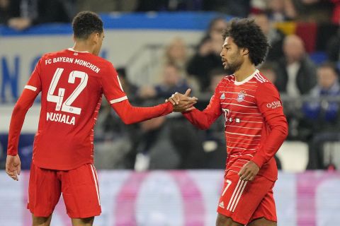 Ο Σερζ Γκνάμπρι της Μπάγερν πανηγυρίζει με τον Τζαμάλ Μουσιάλα γκολ που σημείωσε κόντρα στη Σάλκε για την Bundesliga 2022-2023 στη "Φέλτινς Αρένα", Γκελζενκίρχεν | Σάββατο 12 Νοεμβρίου 2022