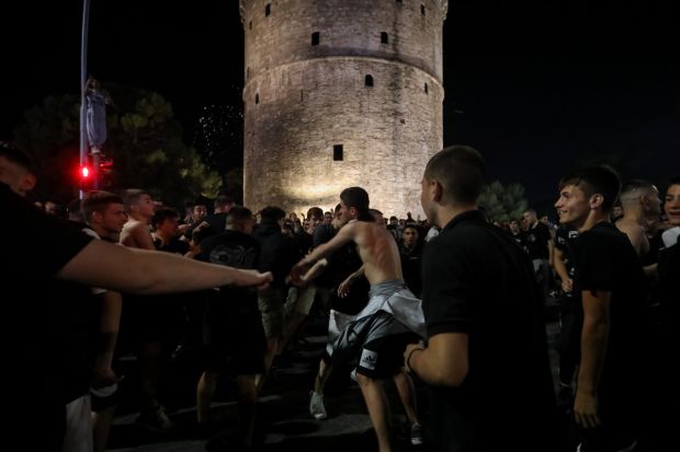 Οι φίλοι του ΠΑΟΚ πανηγυρίζουν στον Λευκό Πύργο την κατάκτηση του Κυπέλλου