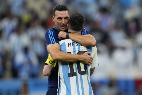 Μουντιάλ 2022, Αργεντινή: Ο Σκαλόνι δοκίμασε σχήμα με πέντε στην άμυνα, δύσκολα στον τελικό ο Πάπου Γκόμες