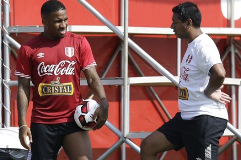 Peru's Jefferson Farfan, left, talks with assistant Nolberto Solano, during a training session of the national soccer team in Lima, Peru, Thursday, March 17, 2016. Peru will face Venezuela in World Cup qualifying soccer match in Lima on March 24. (AP Photo/Martin Mejia)