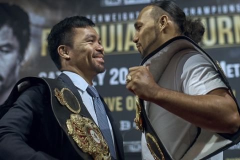 Manny Pacquiao (izquierda) y Keith Thurman se encaran durante una conferencia de prensa para promover su pelea, el 21 de mayo de 2019, en Nueva York (AP Foto/Andres Kudacki)