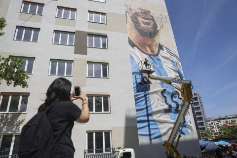 Η εντυπωσιακή τοιχογραφία του Λιονέλ Μέσι με τη φανέλα της Αργεντινής ολοκληρώνεται στα Τίρανα