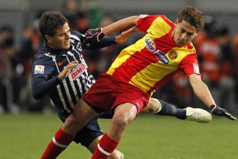 Tunisia's Esperance Sportive de Tunis Youssef Msakni, right, and Mexico's CF Monterrey defender Sergio Perez vie for the ball during the match for the fifth place at the Club World Cup soccer tournament  in Toyota, central Japan, Wednesday, Dec. 14, 2011.  (AP Photo/Koji Sasahara)