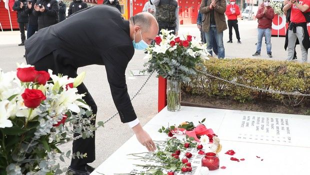Ο Παναγιώτης Αγγελόπουλος αφήνει ένα τριαντάφυλλο στο μνημείο για τα θύματα της Θύρας 7