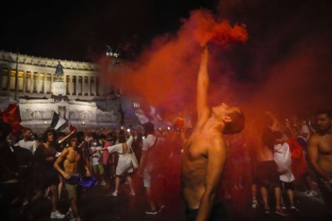 Φίλαθλοι της Ιταλίας πανηγυρίζουν στη Ρώμη την κατάκτηση του Euro 2020 | Κυριακή 11 Ιουνίου 2021