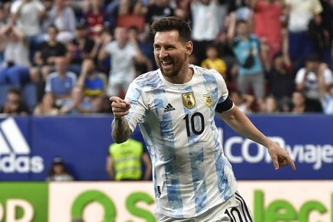 Ο Λιονέλ Μέσι πανηγυρίζει γκολ με τη φανέλα της εθνικής Αργεντινής κόντρα στην Εσθονία | 5 Ιουνίου 2022
