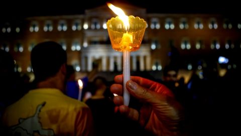 Συνταγμα σιωπηλή συγκέντρωση με κεριά για τους νεκρους απο τη πυρκαγιά στην Ανατολική Αττικη. 
Τη συγκέντρωση οργανώνει ο μπασκετμπολιστας Γιάννης Γκαγκαλούδης. (ΦΩΤΟΓΡΑΦΙΑ: KLODIAN LATO / EUROKINISSI)(EUROKINISSI/ ΤΑΤΙΑΝΑ ΜΠΟΛΑΡΗ)