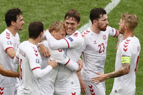 Οι παίκτες της Δανίας πανηγυρίζουν το γκολ του Ντόλμπεργκ κόντρα στην Ουαλία