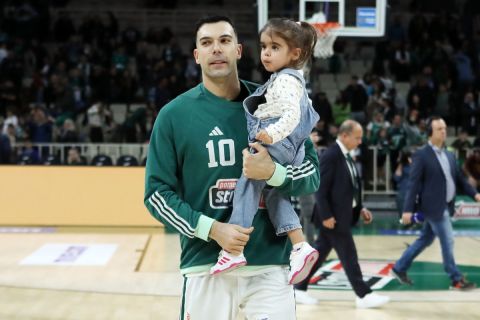 Παναθηναϊκός AKTOR: Ο Κώστας Σλούκας πανηγύρισε αγκαλιά με την κόρη του τη νίκη επί του Κολοσσού