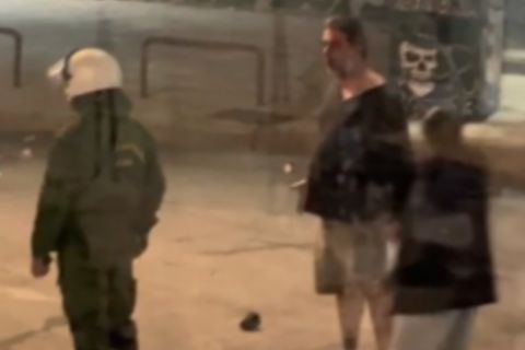 Ο Βασίλης Μπισμπίκης σε ρόλο "πυροσβέστη" στα επεισόδια οπαδών και ΜΑΤ - Αποδοκιμασίες από φίλους του Παναθηναϊκού