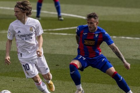 O Λούκα Μόντριτς με τη φανέλα της Ρεάλ σε αναμέτρηση κόντρα στην Έιμπαρ για την La Liga