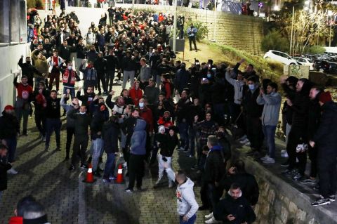 Οι οπαδοί του Ολυμπιακού περιμένουν τον Μανωλά στο Πασαλιμάνι