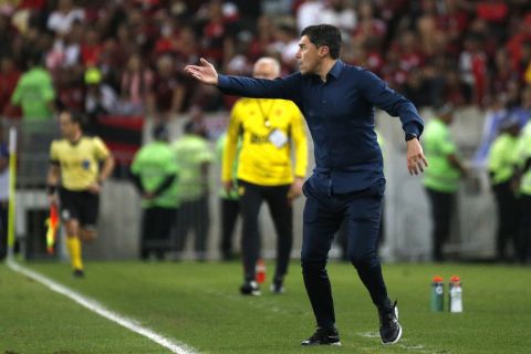 Ο Αλεξάντερ Μεδίνα, τεχνικός της Βελές σε αναμέτρηση για τα ημιτελικά του Copa Libertadores κόντρα στη Φλαμένγκο