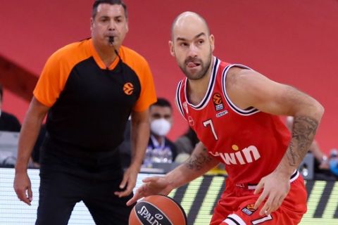 Ο Σπανούλης ντριμπλάρει σε εντός έδρας αγώνα του Ολυμπιακού για την EuroLeague