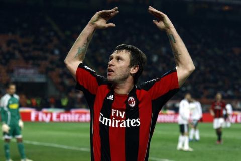 AC Milan's Antonio Cassano waves to the supporters during their Italian Serie A soccer match against Cesena at the San Siro stadium in Milan January 23, 2011.  REUTERS/Alessandro Garofalo (ITALY - Tags: SPORT SOCCER)