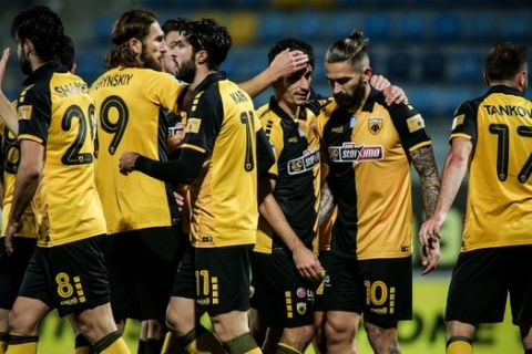 Οι παίκτες της ΑΕΚ πανηγυρίζουν γκολ απέναντι στον Αστέρα στο Θεόδωρος Κολοκοτρώνης για την 10η αγωνιστική της Super League Interwetten.