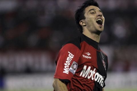 ROSARIO, ARGENTINA - JULY 03: Ignacio Scocco of  Newells Old Boys celebrates the second goal of Newell's Old Boys during a match as part of the Bridgestone Libertadores Cup 2013 at Marcelo Bielsa stadium on July 3, 2013 in Rosario, Argentina. (Photo by Emiliano Lasalvia/LatinContent/Getty Images)