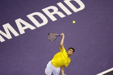 Gilles Simon from France serves the ball to Britain's Andy Murray during the final of the Madrid Masters in Madrid, on Sunday, Oct. 19, 2008.  (AP Photo/Daniel Ochoa de Olza)