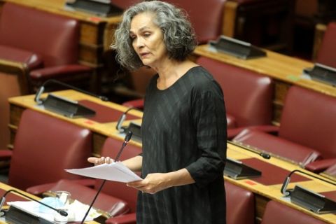 Η Σοφία Σακοράφα κατά τη διάρκεια συζήτησης στη Βουλή