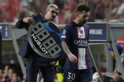 Ο Λιονέλ Μέσι γίνεται αλλαγή κατά τη διάρκεια της αναμέτρησης της Παρί με την Μπενφίκα στο Champions League