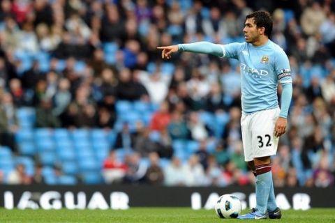 Manchester City's Argentinian forward Carlos Tevez lines up a free kick during the English Premier League football match against Sunderland at the City of Manchester stadium in Manchester, northwest England, on April 3, 2011. Manchester City won 5-0. AFP PHOTO / PAUL ELLISFOR EDITORIAL USE ONLY Additional licence required for any commercial/promotional use or use on TV or internet (except identical online version of newspaper) of Premier League/Football League photos. Tel DataCo +44 207 2981656. Do not alter/modify photo. (Photo credit should read PAUL ELLIS/AFP/Getty Images)