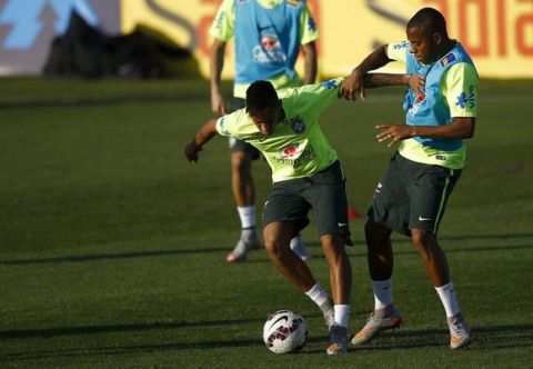 Brazilian soccer team players Neymar (L) and Robinho fight for the ball during a training session for the Copa America tournament in Santiago, Chile June 20, 2015. Brazil will face Venezuela in their Copa America 2015 soccer match on Sunday. REUTERS/Ricardo Moraes
