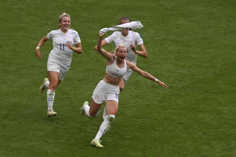 Η Κλόι Κέλι πανηγυρίζει γκολ στο Αγγλία - Γερμανία