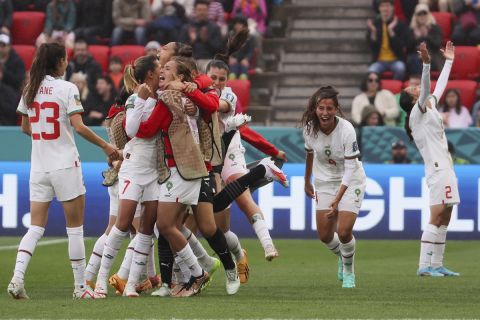 Οι παίκτριες του Μαρόκου πανηγυρίζουν την πρώτη τους νίκη στο Παγκόσμιο Κύπελλο Γυναικών